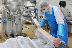 Abfüllung des Leberkäsbräts.